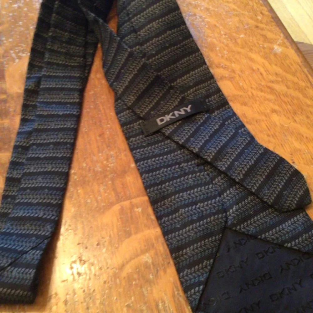 Mens DKNY NWOT Charcoal leaf print 100% silk necktie - Picture 5 of 6